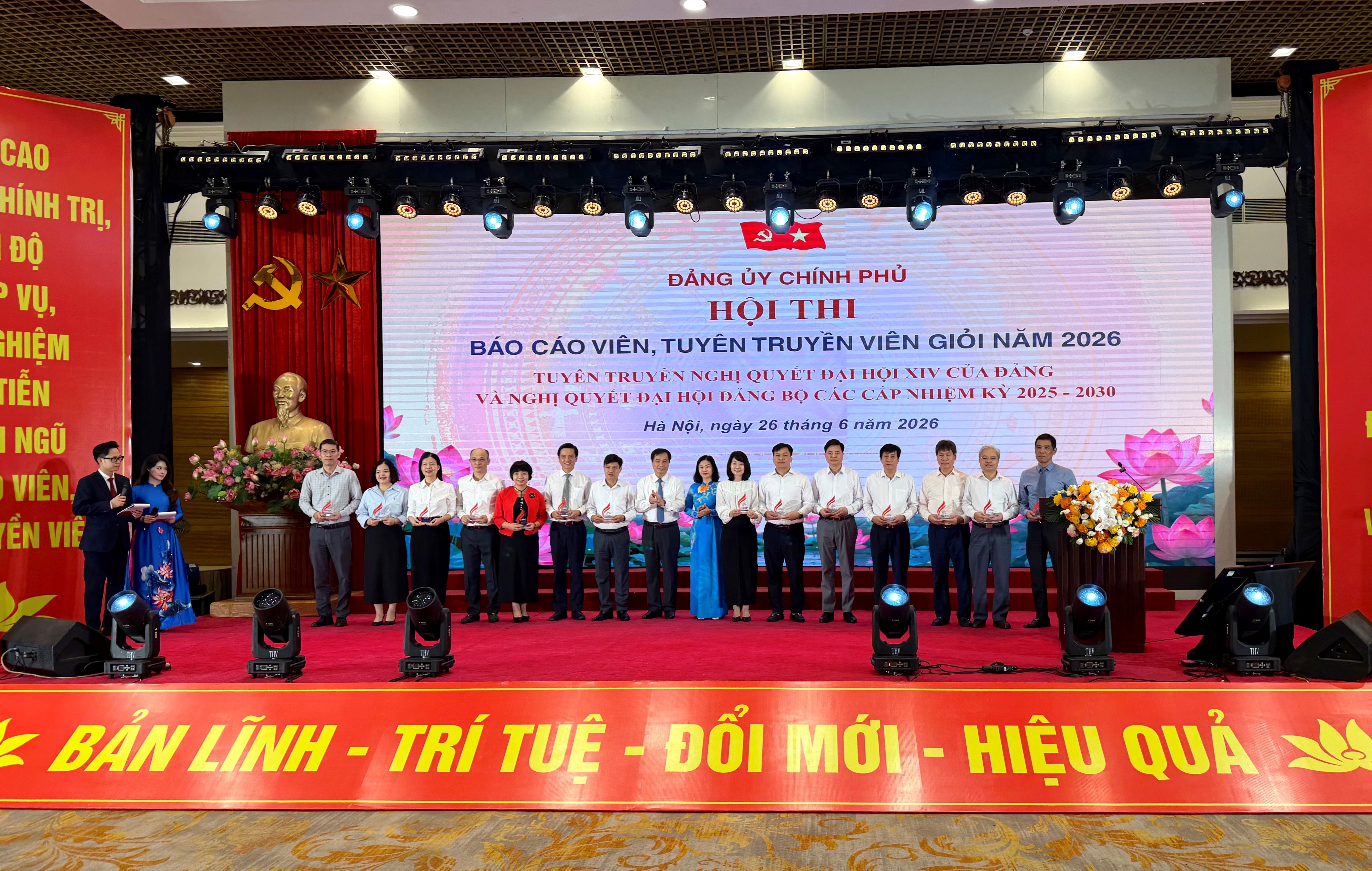2. Dai Dien Cac Don Vi Tham Du Hoi Thi Nhan Bieu Trung Ky Niem