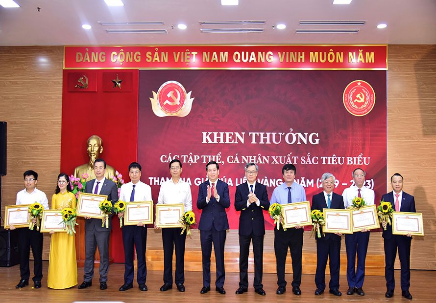 Le Trao Gia Bua Liem Vang Anh 4