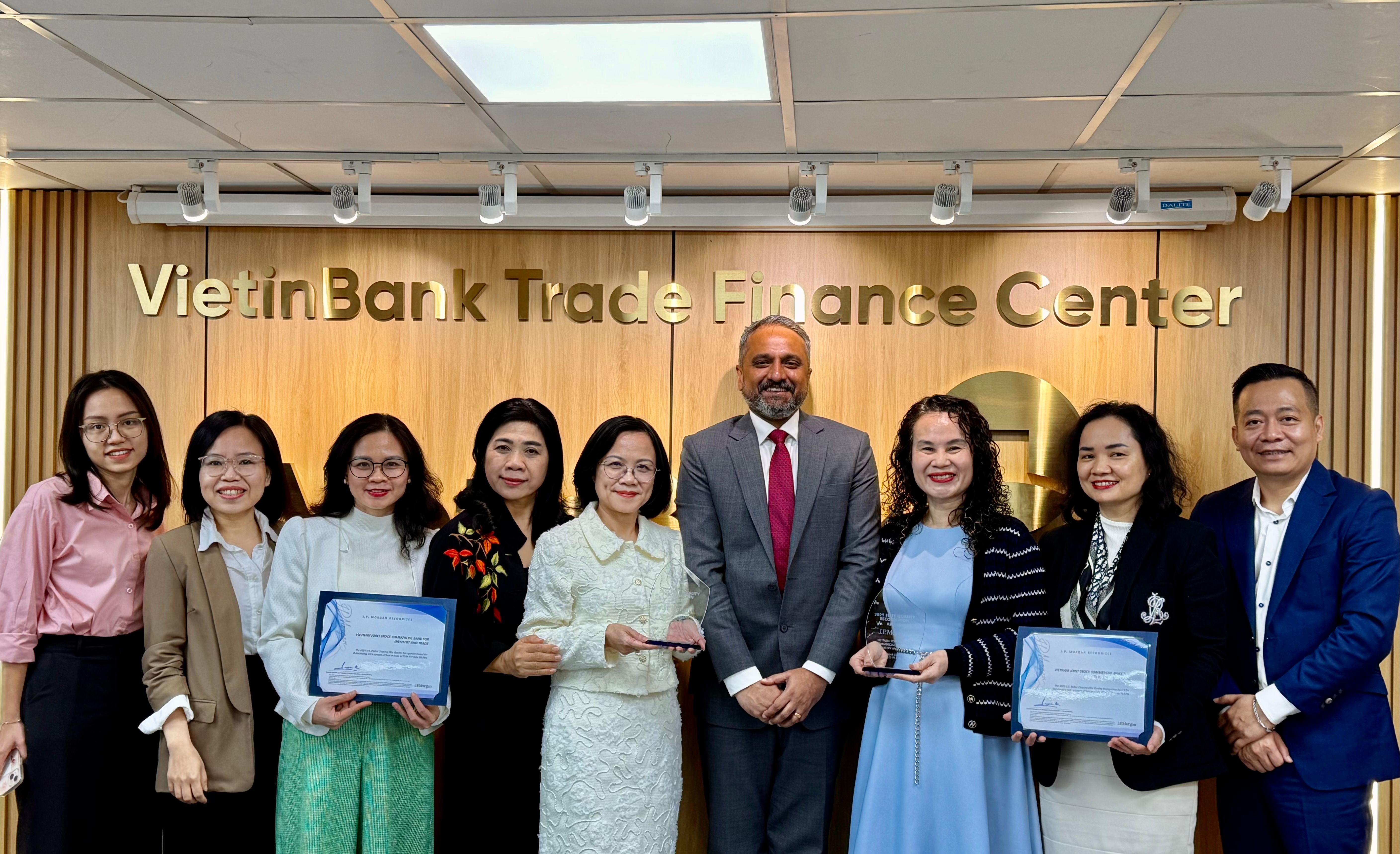 Đại Diện Vietin Bank Và Jp Morgan Chụp Ảnh Lưu Niệm Tại Buổi Trao Giải