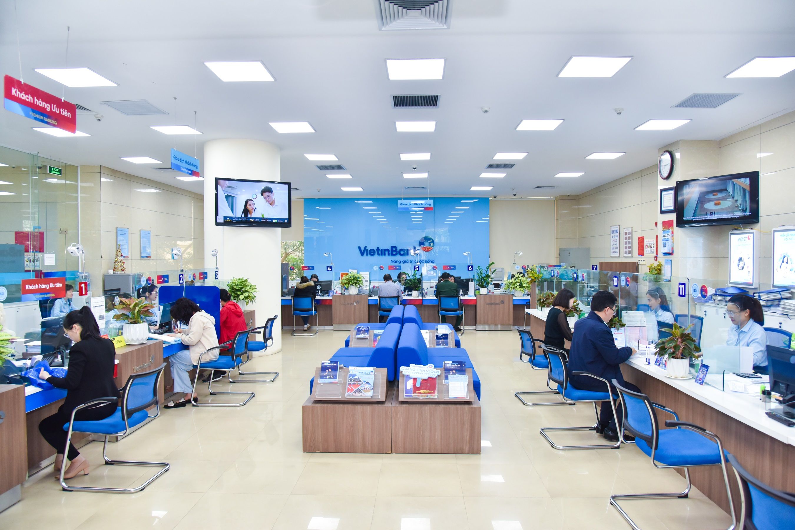 4 Khách Hàng Giao Dịch Tại Vietin Bank Ba Đình