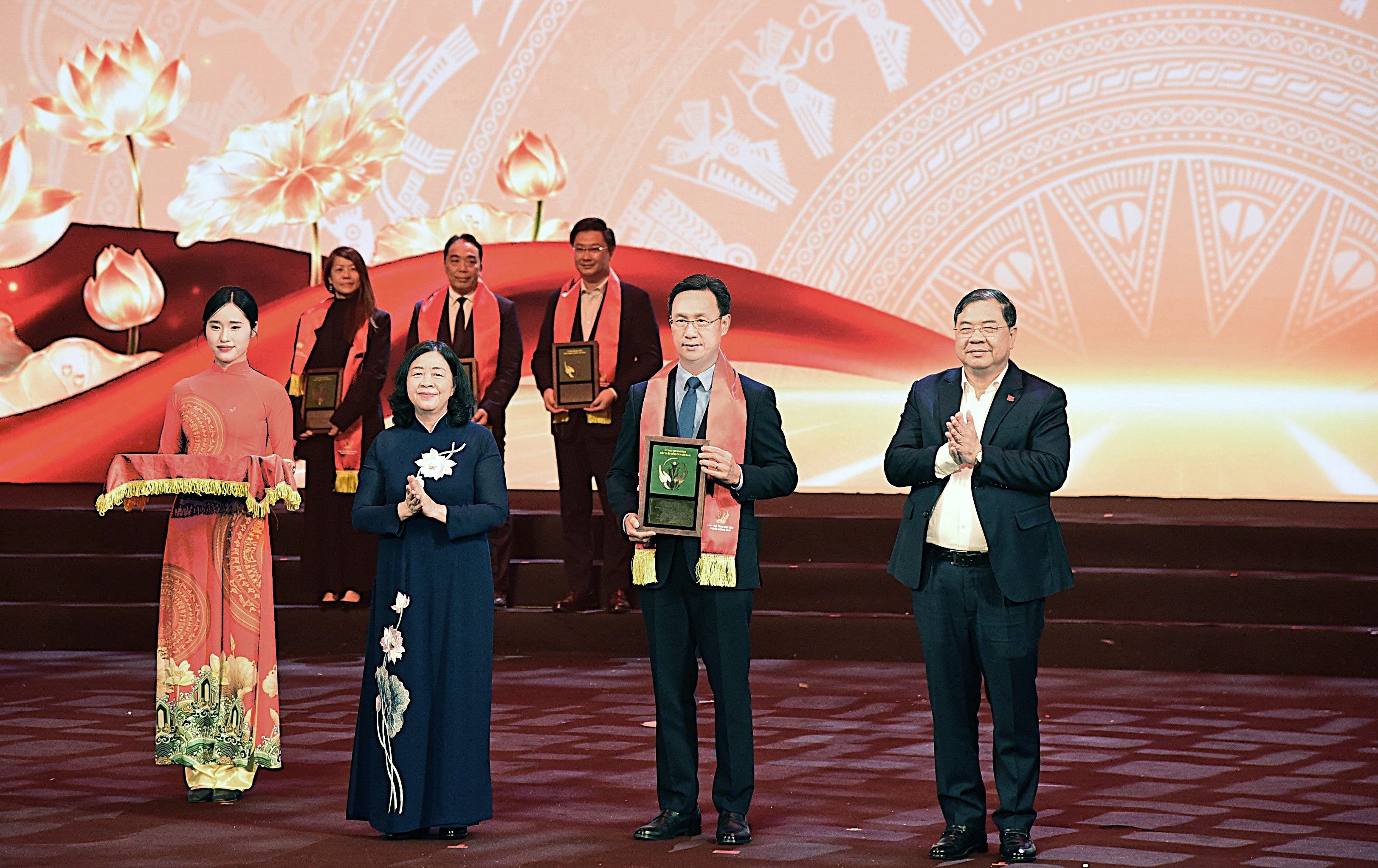 1. Trao Biểu Trưng