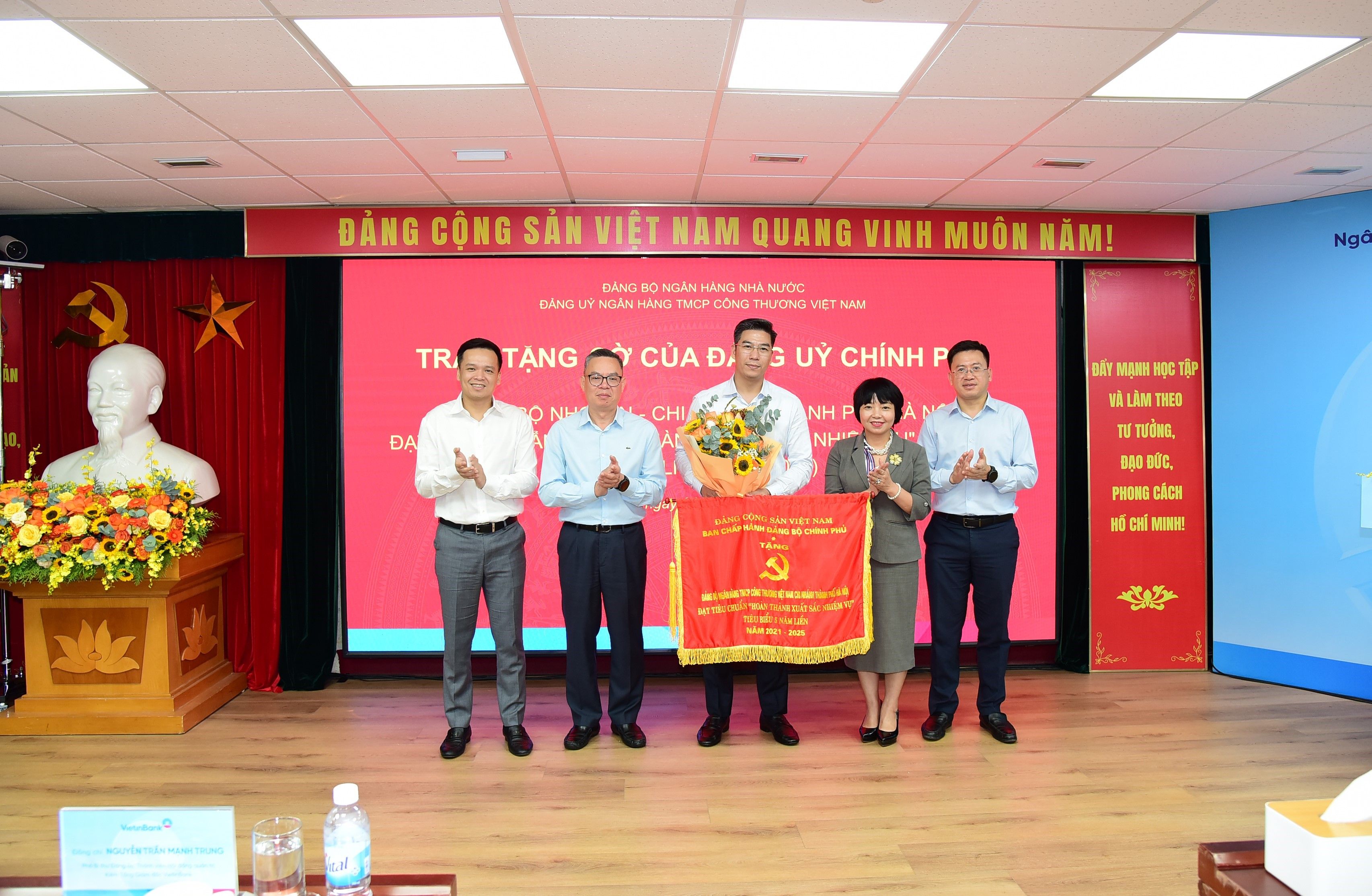 8. Dai Dien Dang Bo Vietin Bank Cn Tp Ha Noi Nhan Co Khen Thuong Cua Đucp