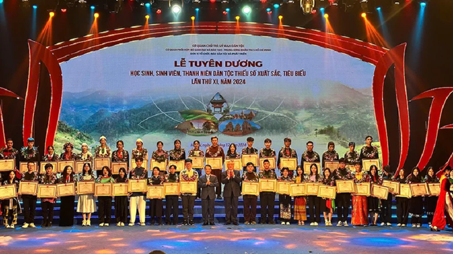 1. Trao Tang Bang Khen Cho Cac Em Hoc Sinh