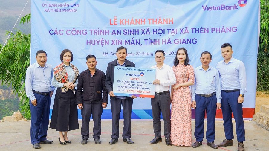 Ảnh Ông Trương Quý Hào – Quyền Giám Đốc Vietin Bank Hà Giang Trao Tặng Các Công Trình