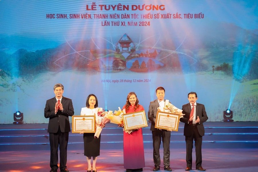 2. Dai Dien Vtb Nhan Bang Khen Cua Uy Ban Dan Toc
