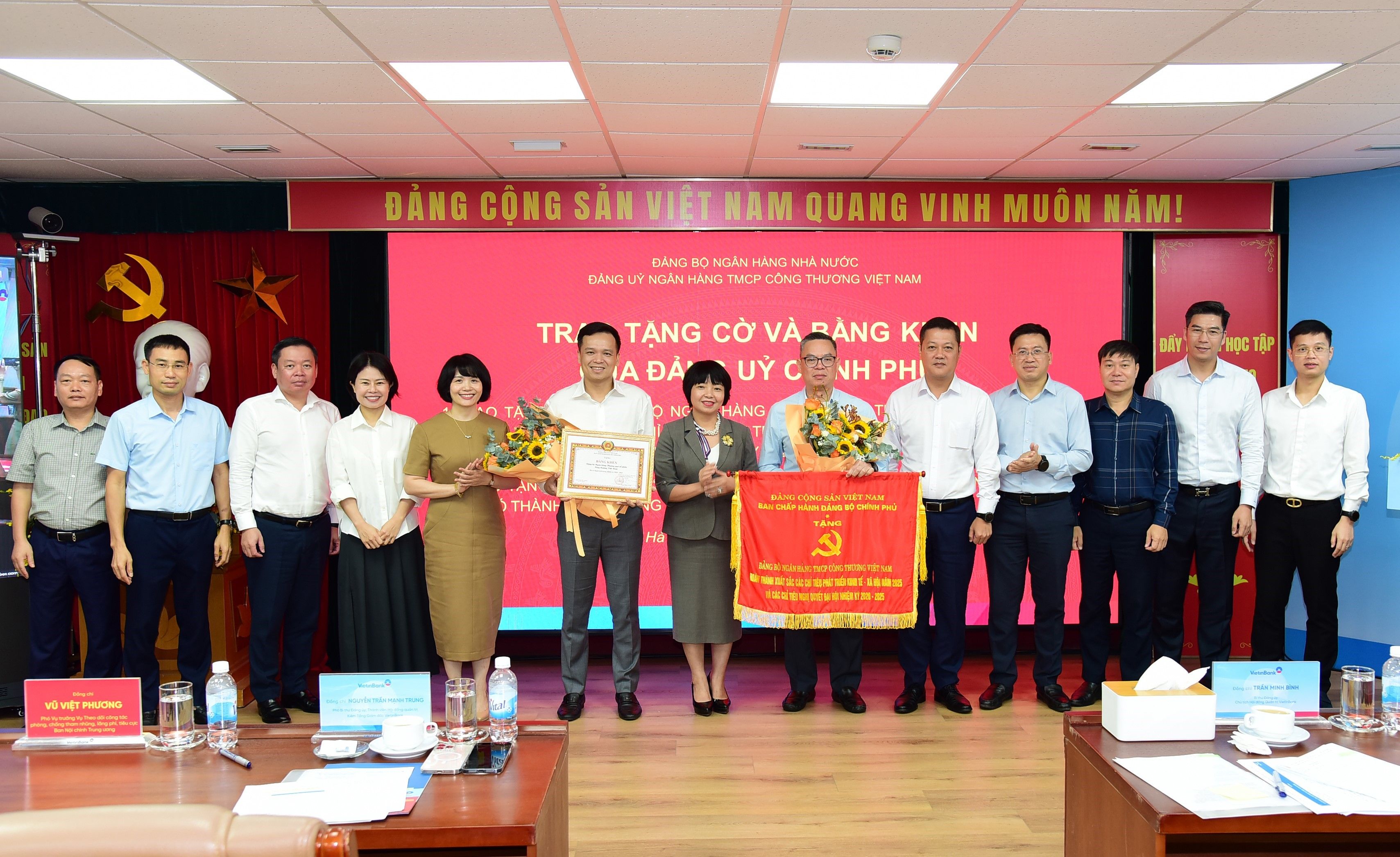7. Dai Dien Dang Bo Vietin Bank Nhan Cờ Và Bằng Khen Của Đucp