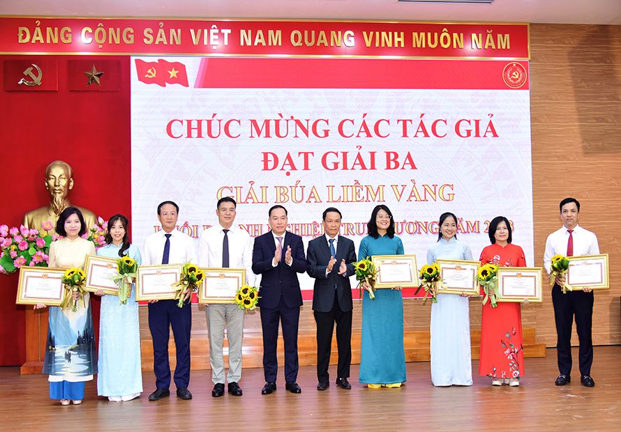 Le Trao Gia Bua Liem Vang Ảnh 1