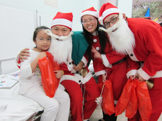VietinBank đã mang đến một mùa giáng sinh đọng lại nhiều ấn tượng khi chính thức tặng quà đến trẻ em. Ông noel ơi vẫn đang rất bận rộn với việc trao tặng những món quà đầy ý nghĩa.