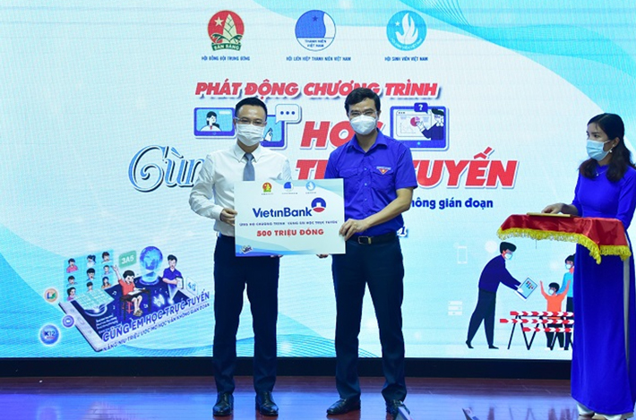 Chiều ngày 12/9, Đại diện VietinBank ông Nguyễn Đình Vinh - Phó Tổng Giám đốc, Chủ tịch Công đoàn trao tặng 500 triệu đồng cho Chương trình “Cùng em học trực tuyến”