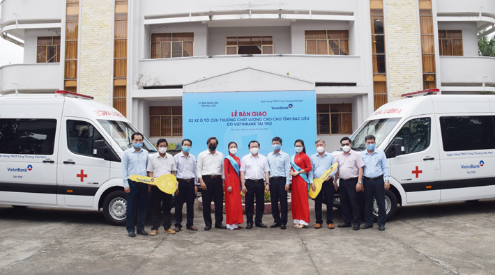 Các đại biểu chụp hình lưu niệm với 2 xe cứu thương chất lượng cao do VietinBank tài trợ