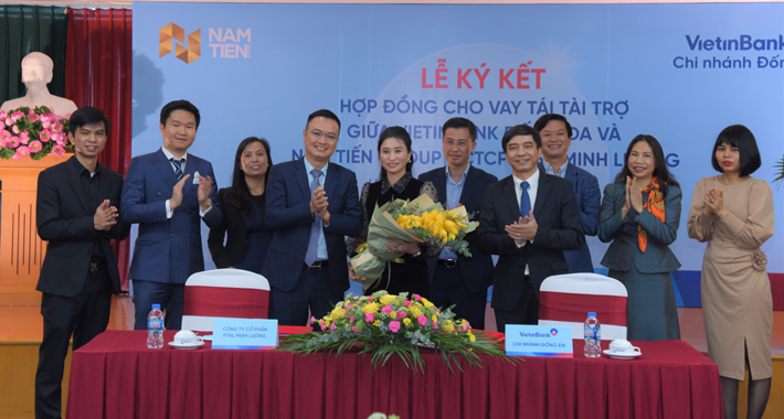 Ông Nguyễn Đình Vinh tặng hoa chúc mừng mối quan hệ hợp tác giữa VietinBank và Nam Tiến Group